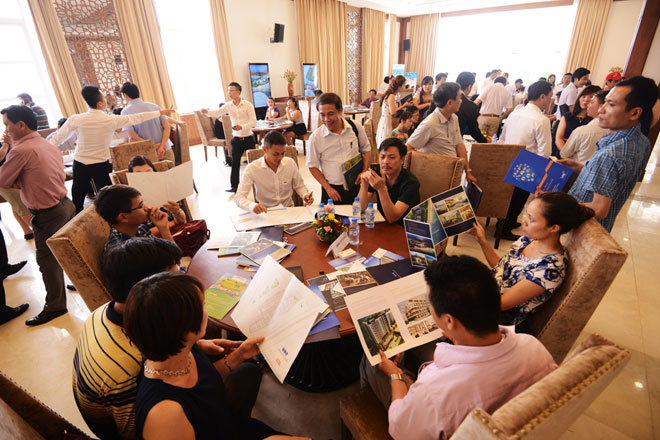 'Đại gia' Thanh H&oacute;a tranh nhau mua biệt thự ven biển Sầm Sơn