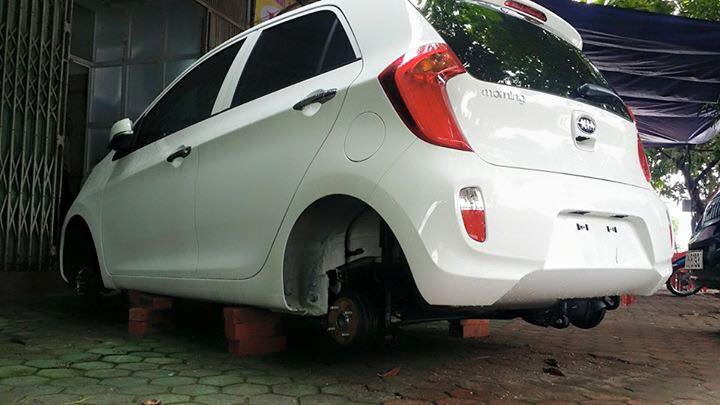 Hà Tĩnh: Xế hộp mới tinh bị tháo bánh trong đêm mưa Hà Tĩnh: Xế hộp mới tinh bị tháo bánh trong đêm mưa
