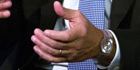 Lloyd Blankfein đang d&ugrave;ng đồng hồ Swatch, một thương hiệu đồng hồ củaThụy Sĩ với d&acirc;y đeo l&agrave;m từ một loại nhựa sạch. Gi&aacute; của chiếc đồng hồ Swatch đ&oacute; dao động từ $50 đến $245. Đ&oacute; kh&ocirc;ng phải l&agrave; một chiếc đồng hồ xứng tầm cho một gi&aacute;m đốc điều h&agrave;nh của một trong những ng&acirc;n h&agrave;ng đầu tư nổi tiếng ở Phố Wall c&oacute; thể d&ugrave;ng.