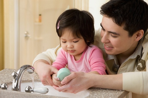 Hoảng hốt v&igrave; b&eacute; g&aacute;i nhỏ tuổi vi&ecirc;m &acirc;m đạo do giun kim