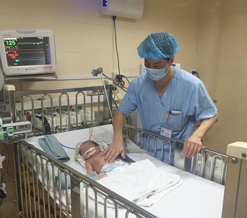 Trẻ sơ sinh mắc vi&ecirc;m phổi đầu ti&ecirc;n được cứu sống bằng kỹ thuật ECMO