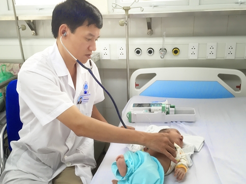Phẫu thuật cắt gan cứu sống b&eacute; trai suy tim hiếm gặp