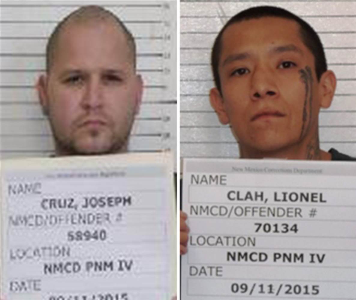 Lionel Clah, b&ecirc;n phải, v&agrave; Joseph Cruz, b&ecirc;n tr&aacute;i, trong khi đang được &aacute;p giải đến nh&agrave; t&ugrave; bang New Mexico