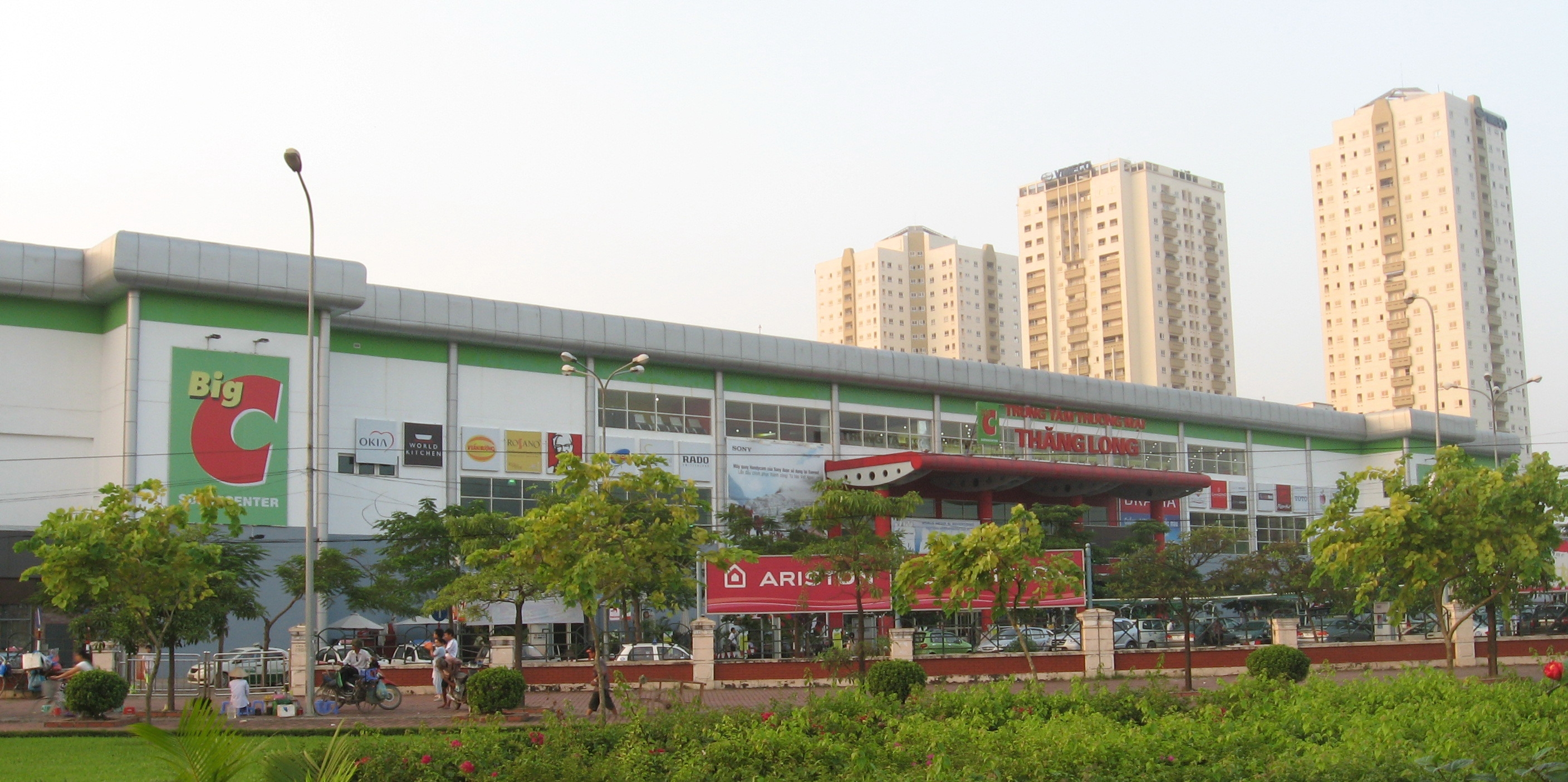 Nam thanh ni&ecirc;n cắt tay tự tử trong nh&agrave; vệ sinh BigC v&igrave; t&igrave;nh y&ecirc;u tan vỡ