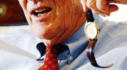 Jack Bogle l&agrave; một thi&ecirc;n t&agrave;i về lĩnh vực đầu tư v&agrave; &ocirc;ng l&agrave; người s&aacute;ng lập của Tập đo&agrave;n Vanguard. &Ocirc;ng đang sử dụng một chiếc đồng hồ đeo tay với gi&aacute; chỉ $14 m&agrave; một cổ đ&ocirc;ng ở California đ&atilde; gửi tặng cho &ocirc;ng qua đường bưu điện. Tr&ecirc;n mặt đồng hồ được in logo Vanguard, t&ecirc;n của &ocirc;ng v&agrave; một cụm từ &ldquo;Still on Watch&rdquo; với &yacute; nghĩa khẳng định sự vững mạnh của c&ocirc;ng ty với c&aacute;c cổ đ&ocirc;ng. Hiện tại &ocirc;ng vẫn đeo chiếc đồng hồ n&agrave;y