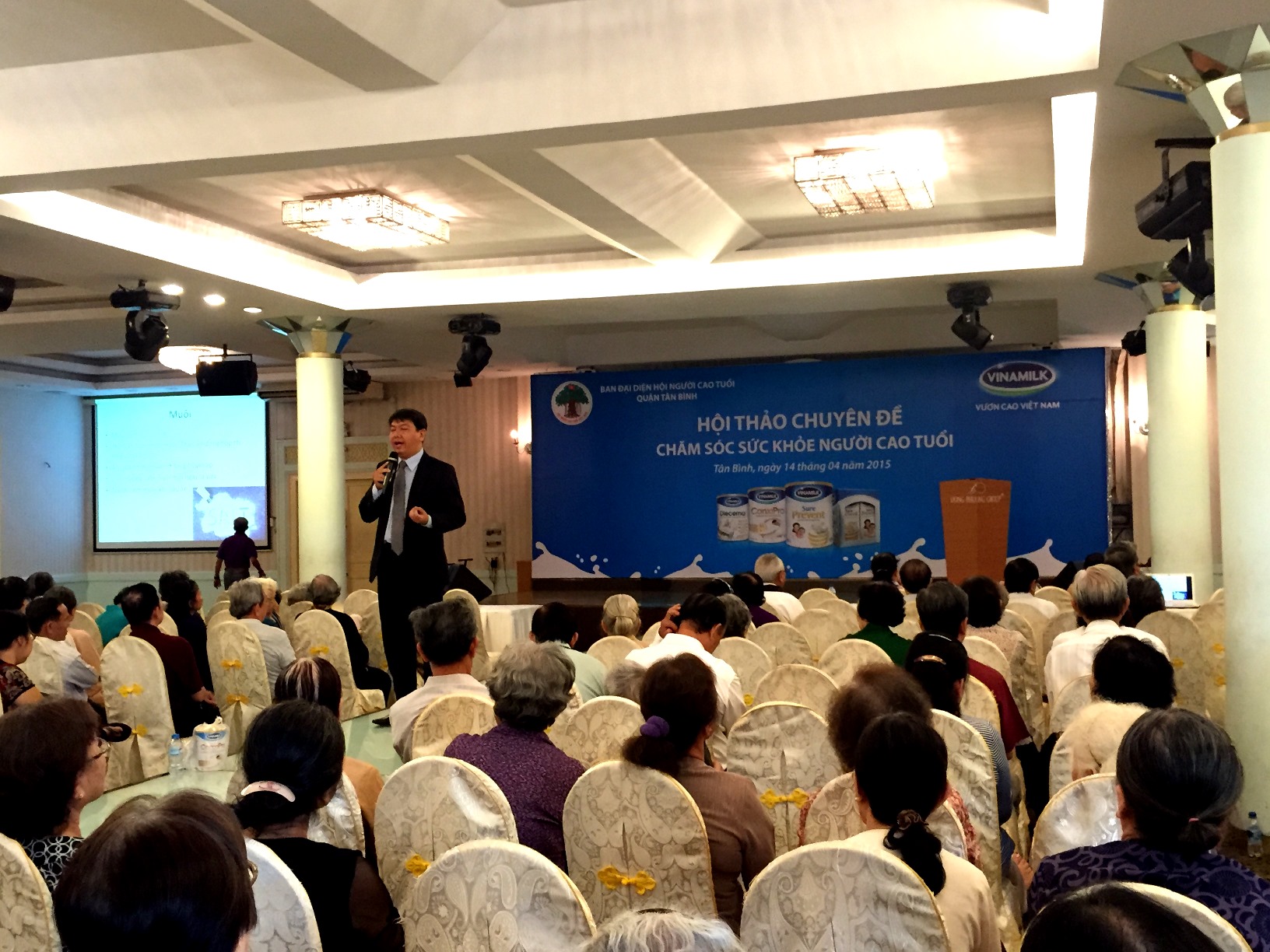 Tiến sĩ &ndash; B&aacute;c sĩ Nguyễn Anh Tuấn, Đại học Y Dược TP.HCM chia sẻ th&ocirc;ng tin &ldquo;Dinh dưỡng ở người cao tuổi tại hội thảo ở TP.HCM