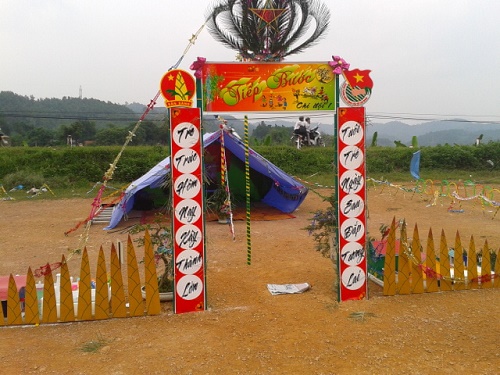 Địa điểm dựng lều trại l&agrave; b&atilde;i đất trống, tiện đi lại v&agrave; ch&uacute; &yacute; kh&ocirc;ng dựng dưới l&ograve;ng suối cạn