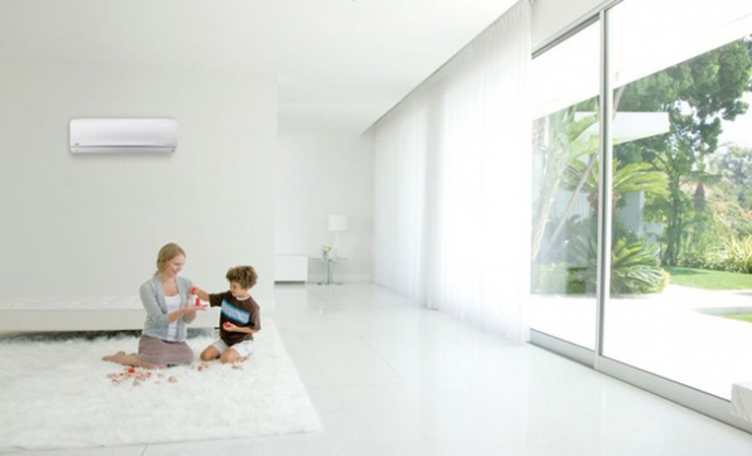 D&ugrave;ng r&egrave;m che cửa k&iacute;nh ph&ograve;ng điều h&ograve;a để tr&aacute;nh t&igrave;nh trạng cửa k&iacute;nh hấp thu nhiệt, g&acirc;y tốn điện.
