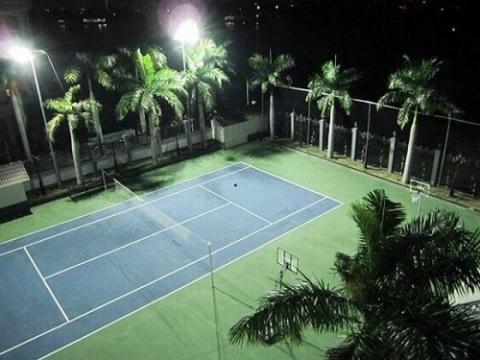 S&acirc;n tennis nằm trong khu&ocirc;n vi&ecirc;n biệt thự.