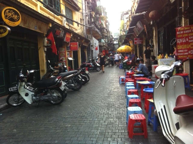 H&agrave; Nội tạm dừng l&aacute;t đ&aacute; mặt đường phố cổ