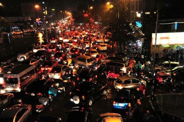 Dòng người và xe hỗn độn trên phố tuyến Láng Hạ - Giảng Võ. Ảnh: Phạm Hải