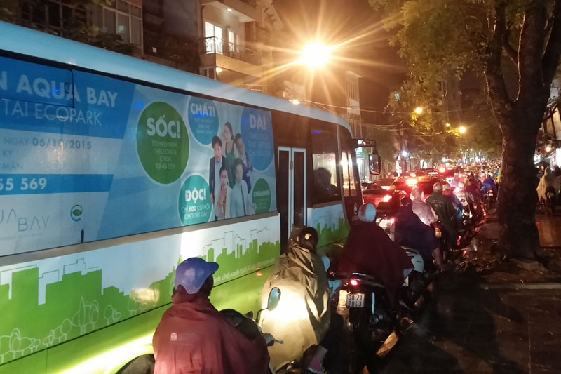 Dòng người và xe ken đặc trên phố. Ảnh: Thúy Hạnh