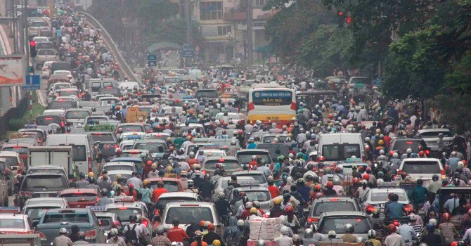 Thủy ng&acirc;n lơ lửng giữa trời h&egrave; H&agrave; Nội. Ảnh: Bizlive