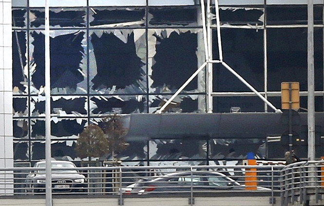Cửa k&iacute;nh vỡ sau vụ nổ ở s&acirc;n bay Zaventem gần thủ đ&ocirc; Brussels (Bỉ). Ảnh: Reuters 