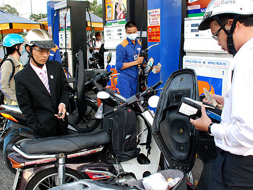Thanh tra thuế c&aacute;c Link Đăng Nhập Nhà cái 13Win16.Com xăng dầu. Ảnh: Vietnamnet