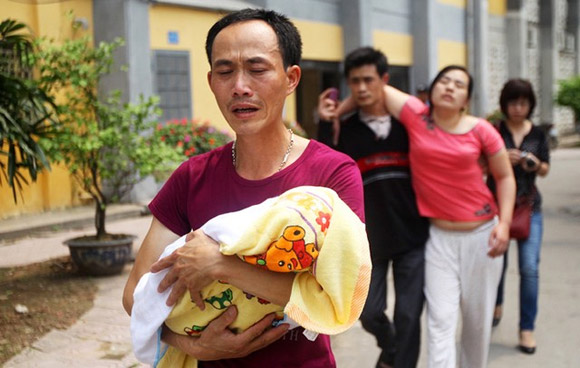 Bé 9 tháng tuổi ở Văn Lâm, Hưng Yên tử vong trong đại dịch sởi hồi tháng 4. Mẹ của bé đã ngất đi trước sự ra đi đột ngột của con. Ảnh: Tuổi Trẻ