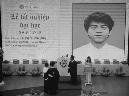 Trong lễ tốt nghiệp của trường Đại học Văn Lang ngày 28/6, nhiều người đã rơi nước mắt khi tên của kiến trúc sư Nguyễn Đức Huy (23 tuổi, quê An Giang, sinh viên K16) được xướng lên, cùng lúc với tấm di ảnh của nam sinh xuất hiện trên màn hình lớn. Ảnh: Đại học Văn Lang