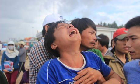 Trương Đình Huynh, con trai cả ông Trương Đình Bảy, ngư dân bị bắn ở Trường Sa, khóc ngất trời khi thấy thi thể của cha. Ảnh:  Lê Đình Dũng