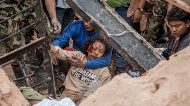 Trận động đất 7,9 độ Richter đánh sập nhiều tòa nhà ở thủ đô Kathmandu, Nepal. Số nạn nhân thiệt mạng vì động đất tăng lên 970, bao gồm 539 người ở thung lũng Kathmandu. Đây là trận động đất tồi tệ nhất lịch sử Nepal từ năm 1934. Trận động đất mạnh hơn 8 độ Richter cách đây hơn 80 năm làm gần 10.000 người tử nạn. Ảnh: BBC