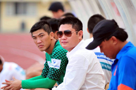  Kh&ocirc;ng chỉ l&agrave; một doanh nh&acirc;n, &ocirc;ng c&ograve;n l&agrave; một &ocirc;ng bầu b&oacute;ng đ&aacute;. Ảnh: Người đưa tin