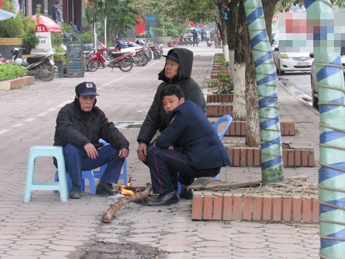 C&aacute;i r&eacute;t đậm khiến nhiều người 13Win18 cá cược thể thao phải đốt củi để sưởi ấm cho m&igrave;nh
