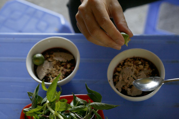 T&aacute;c hại của tiết canh v&ocirc; c&ugrave;ng phức tạp