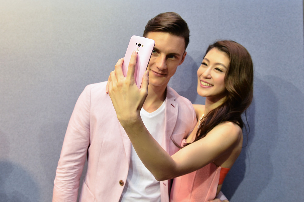 Asus ZenFone Selfie c&oacute; camera trước v&agrave; sau đều 13MP