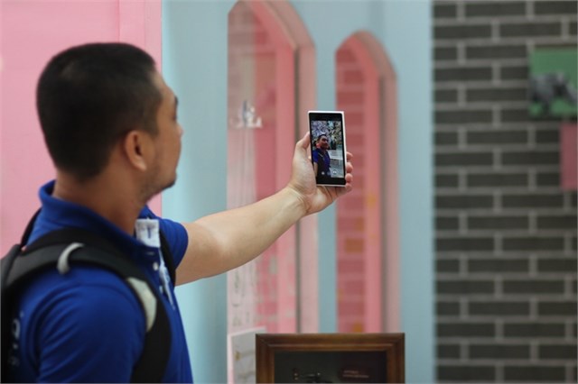Lumia 730 chuy&ecirc;n dụng chụp ảnh 'tự sướng' g&oacute;c rộng