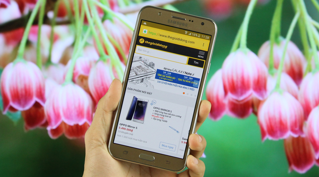 Samsung Galaxy J7 đ&atilde; c&oacute; hơn 5,600 lượt mua tuần qua