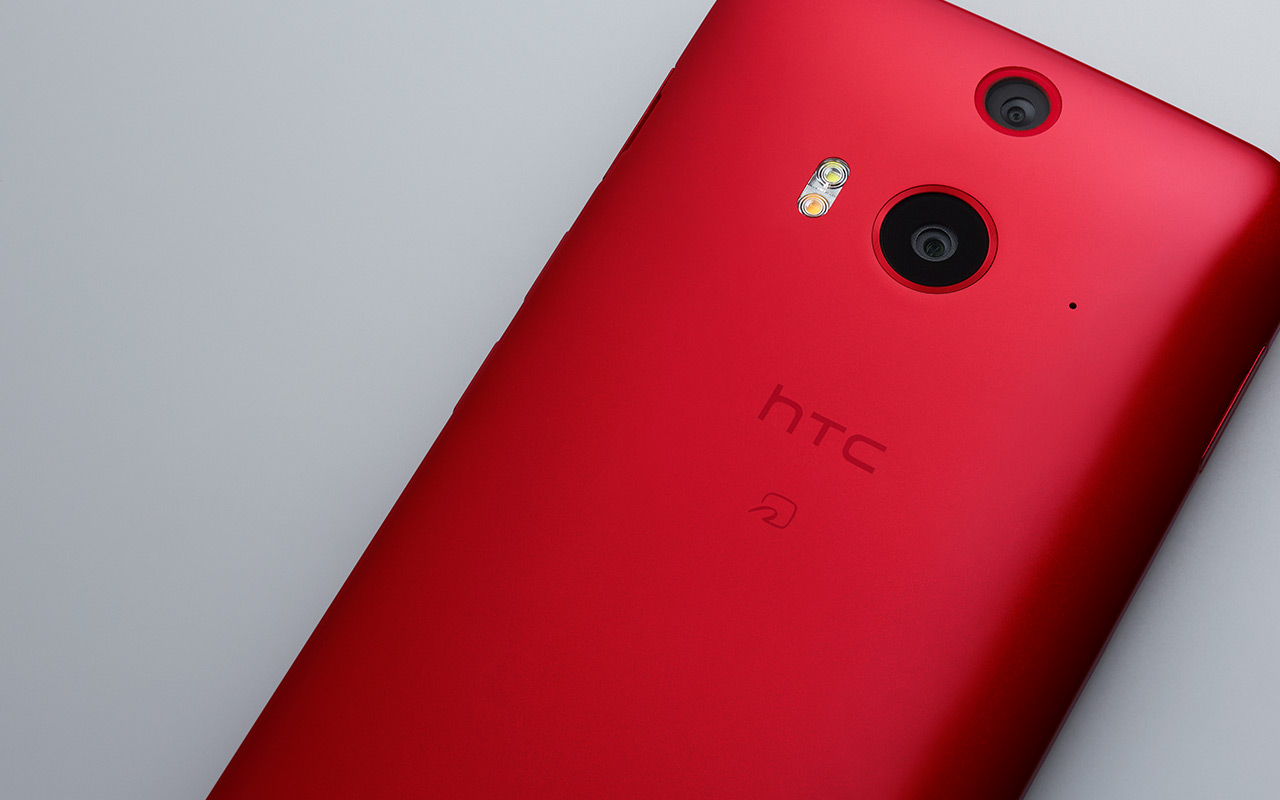 HTC J Butterfly sở hữu cho m&igrave;nh một bộ c&aacute;nh sặc sỡ hơn bằng nhựa