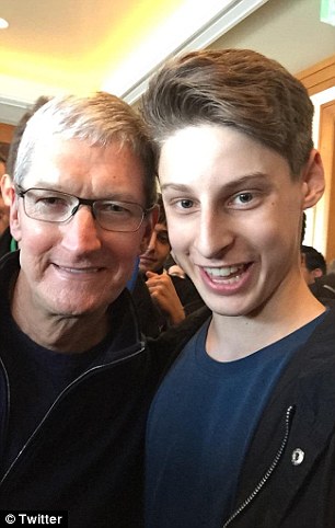 H&igrave;nh ảnh của Ben trong ảnh chụp với CEO Apple Tim Cook. Ảnh: Daily Mail