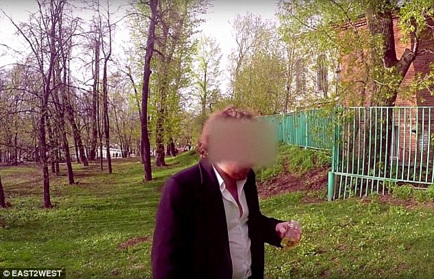 Grigory Mamurin Grigory cũng trả cho một người 10.000 r&uacute;p với điều kiện uống hết một chai chứa đầy nước tiểu của cậu. Ảnh: Daily Mail