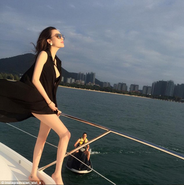 Cậu ấm cô chiêu thường xuyên đăng ảnh lên Instagram khoe lối sống xa hoa. Ảnh: Daily Mail