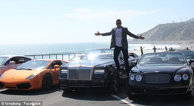 Triệu phú đứng trên những siêu xe tại bờ biển Malibu,California. Ảnh: Daily Mail