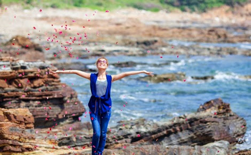  Đường tình yêu, bãi đá Cầu Mỵ ở Cô Tô rất hợp để cặp đôi tay trong tay đi dạo, tận hưởng cảnh biển. 