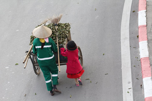 em b&eacute; phụ mẹ qu&eacute;t r&aacute;c ng&agrave;y Tết