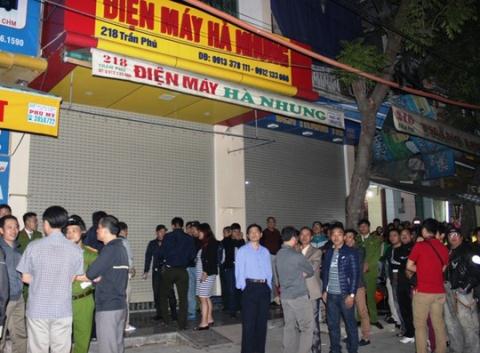 B&ecirc;n ngo&agrave;i cửa h&agrave;ng điện m&aacute;y H&agrave; Nhung