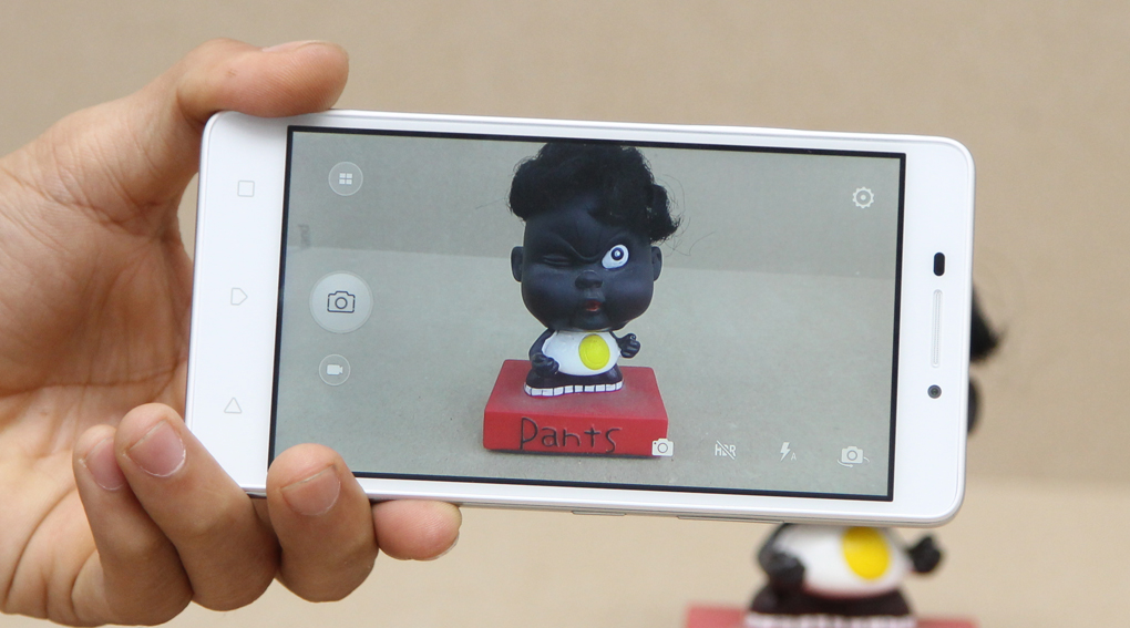 Lenovo VIBE P1m c&oacute; camera ch&iacute;nh 8MP v&agrave; camera phụ 5MP