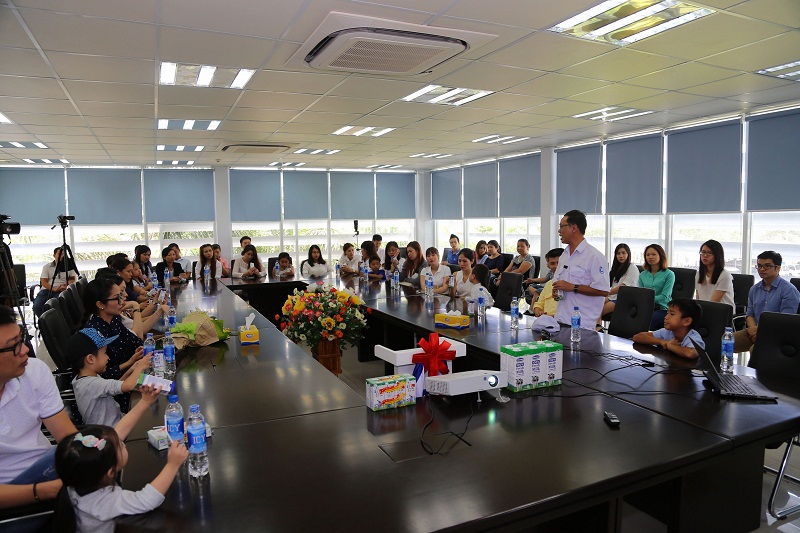Gi&aacute;m đốc nh&agrave; m&aacute;y Vinamilk:  &ldquo;Mục ti&ecirc;u của Vinamilk l&agrave; n&acirc;ng tầm dinh dưỡng chất lượng quốc tế cho c&aacute;c sản phẩm sữa, từ đ&oacute; tạo cơ hội cho trẻ em Việt Nam được sử dụng sản phẩm dinh dưỡng kh&ocirc;ng thua k&eacute;m sản phẩm sữa nước ngo&agrave;i với gi&aacute; cả hợp l&yacute;.&rdquo;