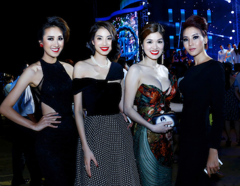 Á hậu Thể thao Thế giới 2014 Phạm Hương chọn một thiết kế cổ điển với đường xẻ độc đáo.