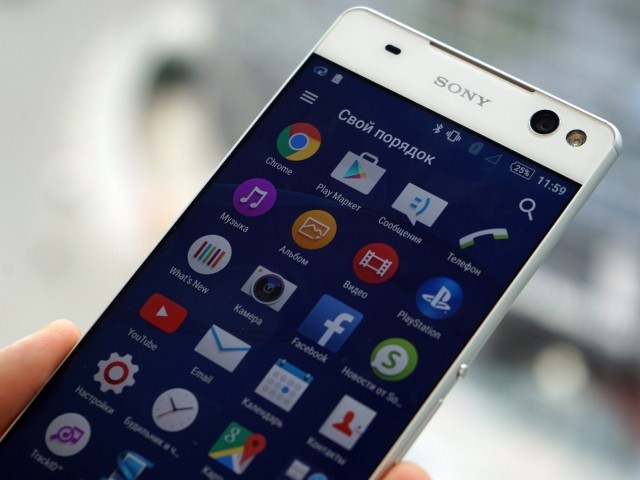Thiết kế 'kh&ocirc;ng viền' của Sony khiến m&agrave;n h&igrave;nh 6 inch vẫn c&oacute; thể cầm nắm thoải m&aacute;i
