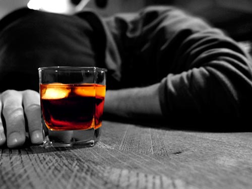 Uống qu&aacute; nhiều rượu ng&agrave;y Tết, 1 người tử vong