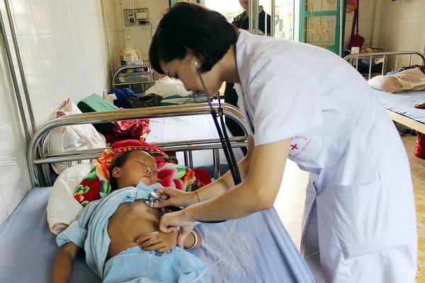 C&aacute;n bộ y tế Bệnh viện đa khoa huyện Mường Khương (L&agrave;o Cai) chăm s&oacute;c nh&oacute;m trẻ em bị ngộ độc do ăn quả hồng tr&acirc;u rừng