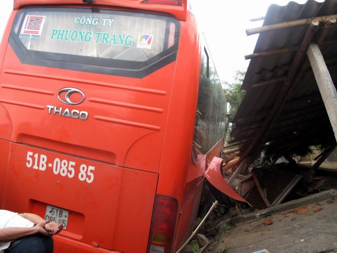 Hiện trường vụ xe kh&aacute;ch Phương Trang g&acirc;y tai nạn giao th&ocirc;ng l&agrave;m chết 2 người chiều 8/2