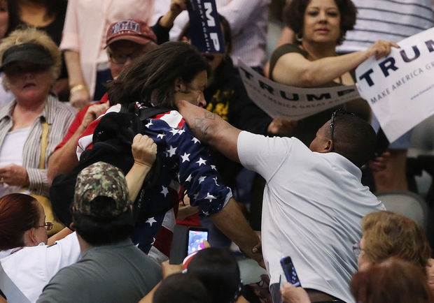 Xung đột giữa những người ủng hộ v&agrave; phản đối Trump. Ảnh: Arizona Daily Star