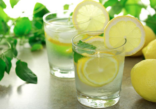 tr&aacute;nh tăng c&acirc;n bằng c&aacute;ch uống nước chanh