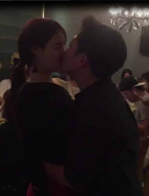 Trường Giang, Nhã Phương ôm hôn tình tứ trước mặt bạn bè