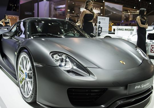 918 Spyder vừa c&oacute; khả năng nổi loạn như những chiếc xe đua kh&aacute;t xăng, vừa mẫu mực như xe điện. 