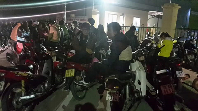Công nhân tụ tập trước cổng công ty để đòi nốt tiền lương 2 tháng chứ không còn trông mong gì vào tiền thưởng Tết 2016 Công nhân tụ tập trước cổng công ty để đòi nốt tiền lương 2 tháng chứ không còn trông mong gì vào tiền thưởng Tết 2016