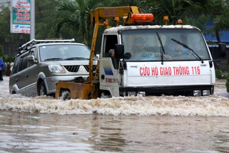 Cứu hộ &ocirc; t&ocirc; bị ngập nước